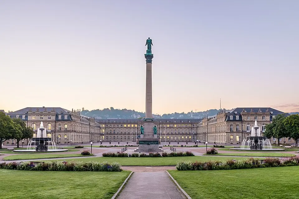 Schlossplatz mit Neuem Schloss in Stuttgart.