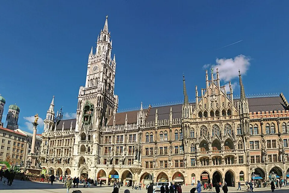 Blick auf den Marienplatz und das Neue Rathaus in München.