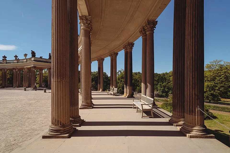 Säulengang im Schlosspark Sanssouci in Potsdam.