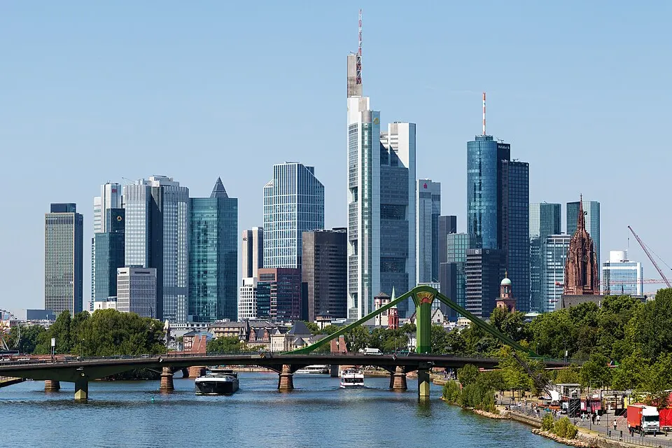 Skyline von Frankfurt am Main am Flussufer.