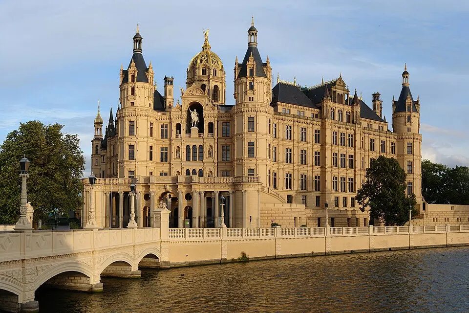Schloss Schwerin am Wasser.