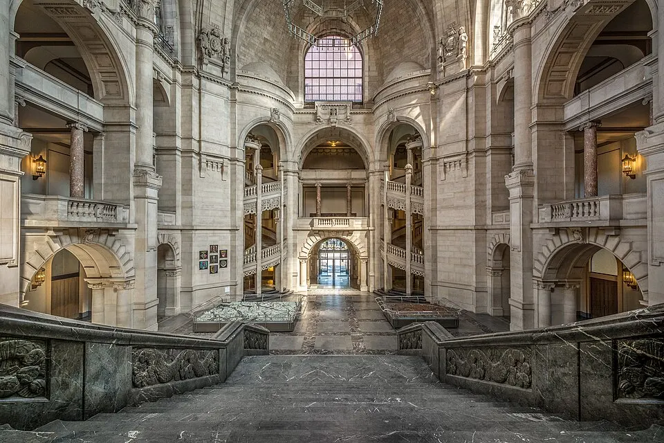 Innenhalle und Treppenaufgang im Neuen Rathaus in Hannover.