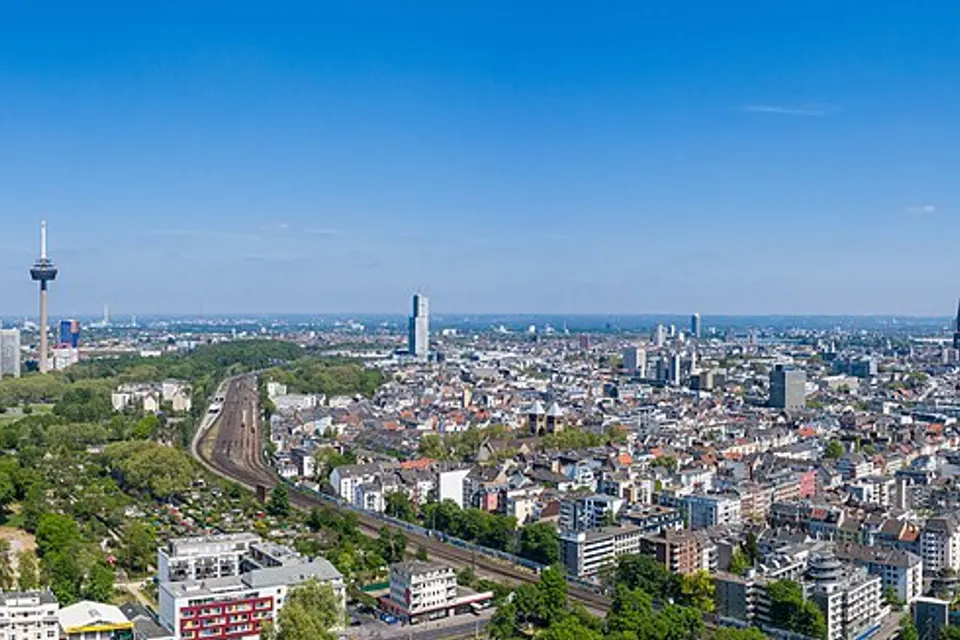 Luftaufnahme von Köln mit dem Dom am Horizont.