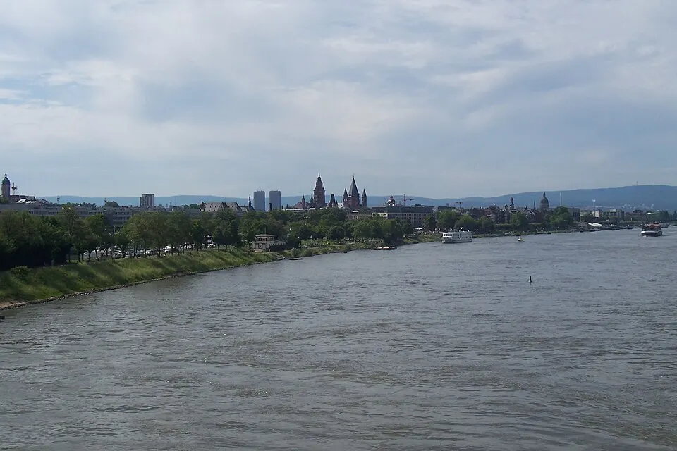 Blick über den Rhein auf die Stadt Mainz.