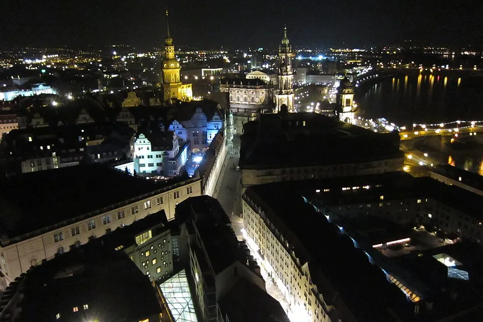 Nächtlicher Blick von der Frauenkirche über die Dresdner Altstadt.