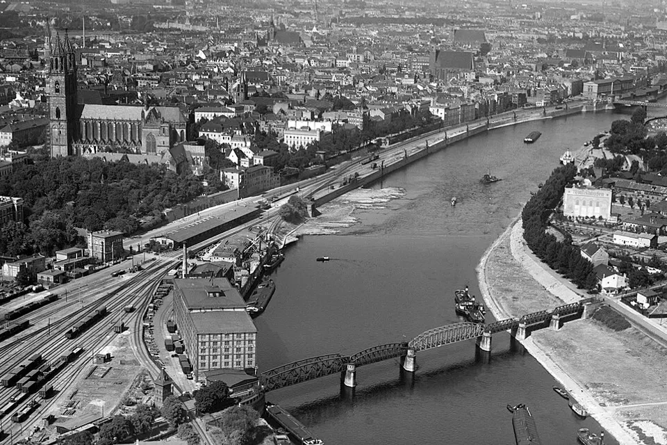 Magdeburger Dom an der Elbe.