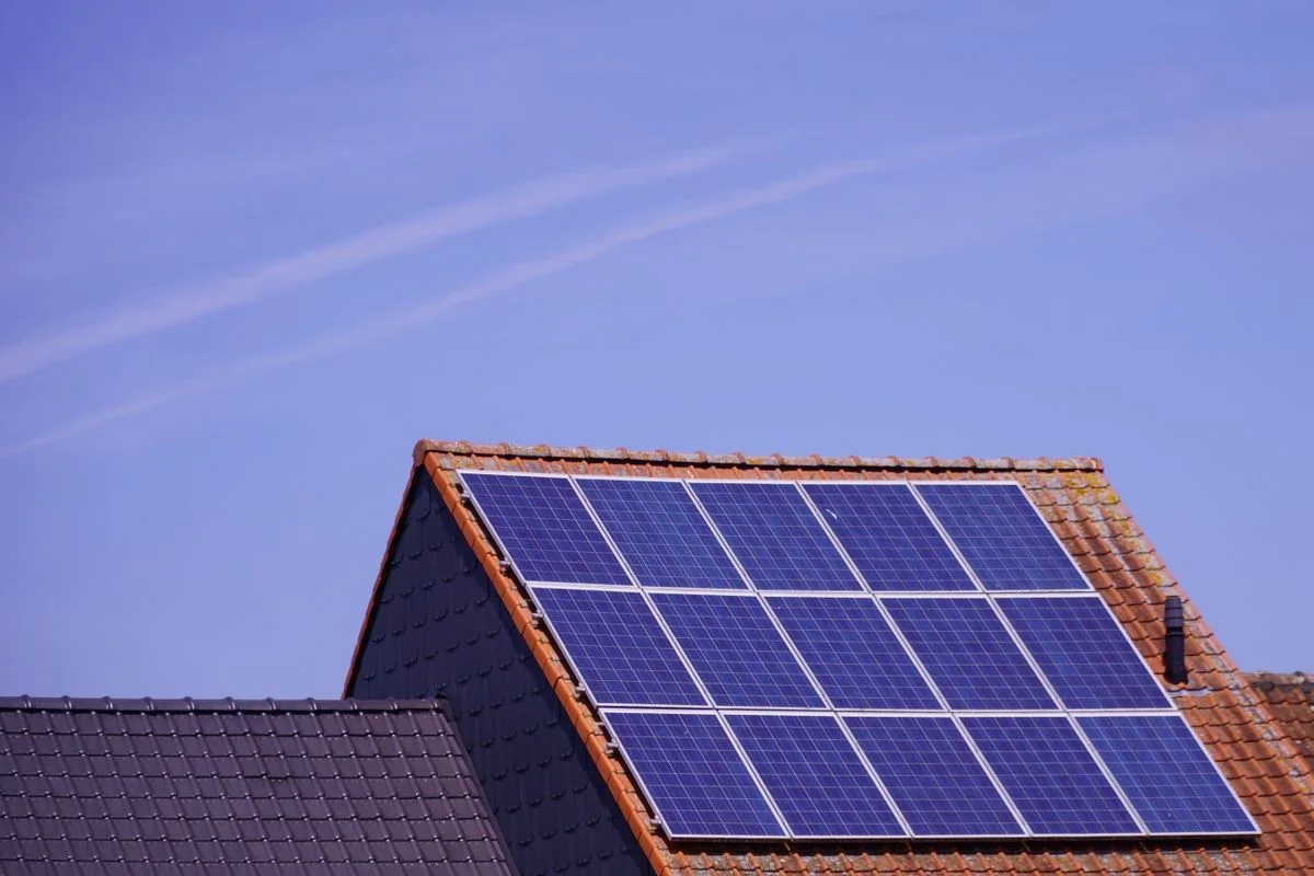 Photovoltaikmodule auf dem Ziegeldach eines Wohnhauses.